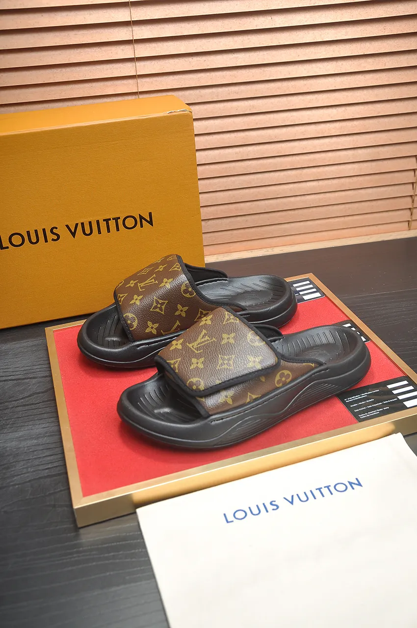 Men's men's shoes 💰340💶 [Louis Vuitton LV slippers] (high-end cowhide) counter 1:1 fashion style, a must-have for summer! The designer used LV’s iconic outsole. The original simple slippers instantly become fashionable! The upper is made of flexible special cowhide leather straps alternately, and the workmanship is exquisite! A must-have for stylish men in summer, size 38-45 (45 customized)